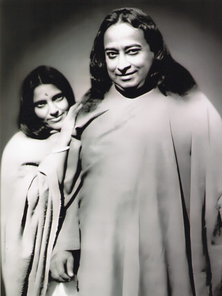 Ananda-Moyi-Ma-e-Yogananda