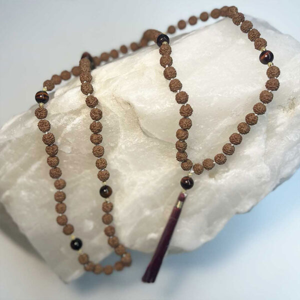 Mala Indiano di Rudraksha e Occhio di Tigre rosso - immagine 2