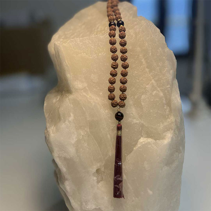 Mala Indiano di Rudraksha e Occhio di Tigre rosso