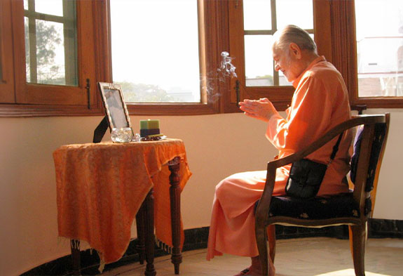 swami-kriyananda-incenso-meditazione